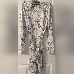 Apt 9 floral pattern robe 100% polyester Sz: L